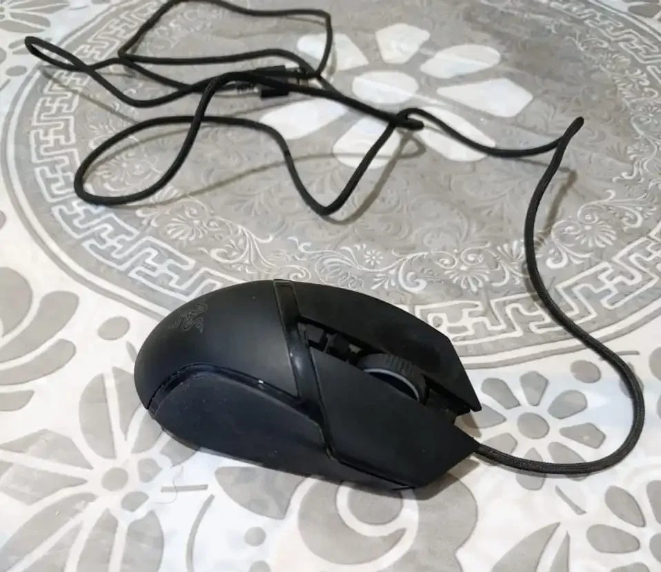 Real photo of Razer Basilisk V3 gaming mouse received from AliExpress delivered to Morocco showing matte black body Razer logo braided cable and side buttons
